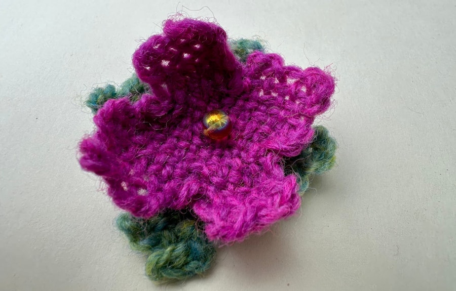 Tutorial: Make a Simple Pin-Loom Flower  Image