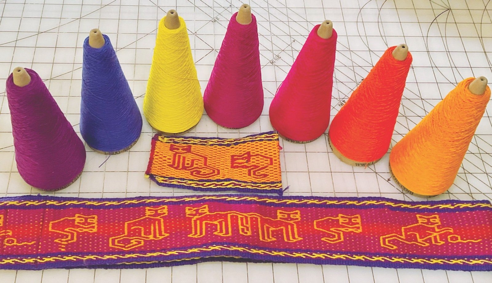 Weave Brilliant Inkle Bands with Gradients Primary Image